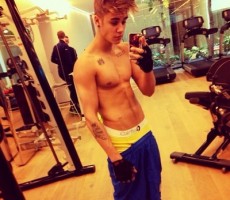 april-14-leaving-the-hermitage-museum-and-getting-into-his-car-in-amsterdam-selfies-justin-bieber-34260634-400-400