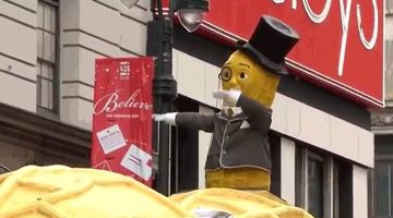 Mr. Peanut Singlehandedly Kept The Dab Alive At Today's Macy's Thanksgiving Parade